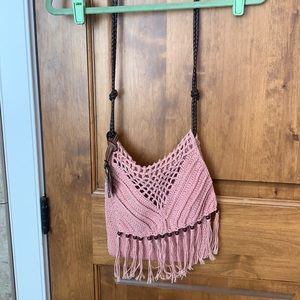 Pink woven shoulder bag with fringe